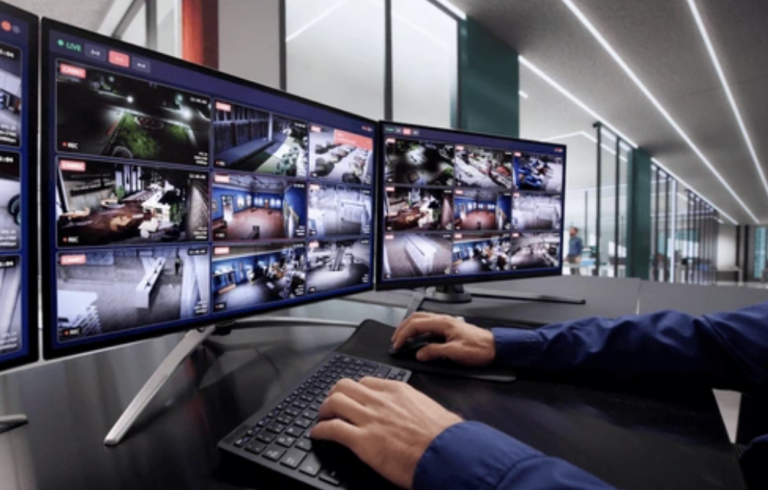 Reglamentos internacionales y manuales de seguridad deportiva establecen que los estadios deben contar con sistemas CCTV capaces de vigilar tanto el interior como el exterior de las instalaciones.